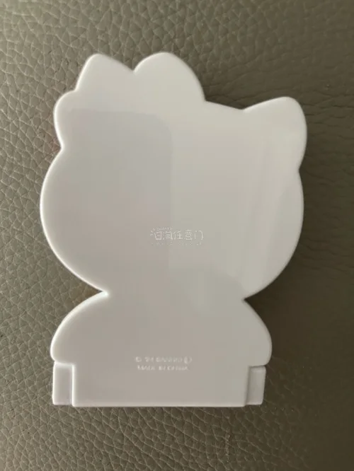 kt的异形镜子太好看了，状态很好，没有瑕疵，配色很可爱红黄配，好看的粉色包包，没有任何划痕，保存的非常好，以后还是会继续使用该平台购买