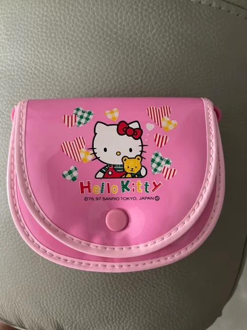 kt的异形镜子太好看了，状态很好，没有瑕疵，配色很可爱红黄配，好看的粉色包包，没有任何划痕，保存的非常好，以后还是会继续使用该平台购买