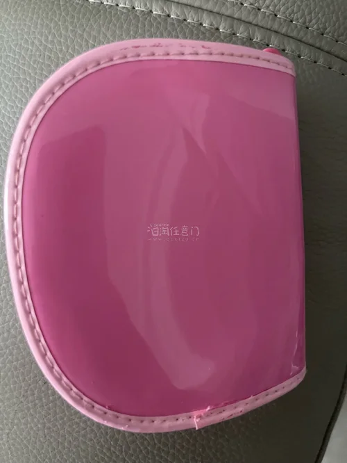 kt的异形镜子太好看了，状态很好，没有瑕疵，配色很可爱红黄配，好看的粉色包包，没有任何划痕，保存的非常好，以后还是会继续使用该平台购买