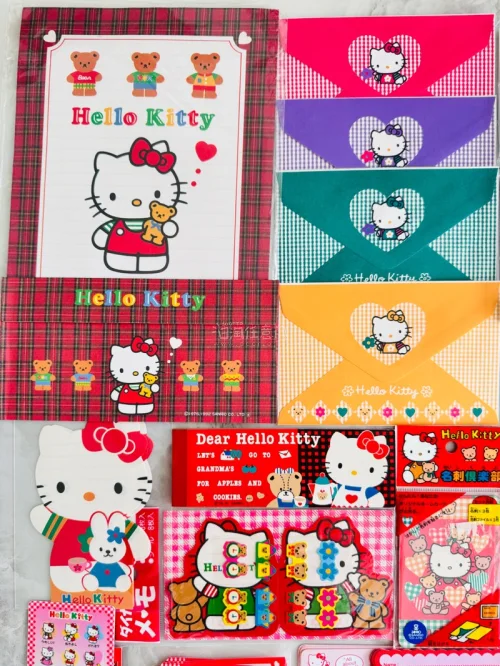 1. 一纸温柔，一封心意。Hello Kitty信封信纸，图案清新雅致，纸质细腻顺滑，落笔皆是温柔，手写的浪漫也有了模样。
2. 简约又不失可爱的设计，纸张质感温润，信封精致耐看。用它写下细碎心事与美好祝福，平凡的文字也多了几分仪式感。
3. 清新柔和的配色，细腻清...1. 一纸温柔，一封心意。Hello Kitty信封信纸，图案清新雅致，纸质细腻顺滑，落笔皆是温柔，手写的浪漫也有了模样。 2. 简约又不失可爱的设计，纸张质感温润，信封精致耐看。用它写下细碎心事与美好祝福，平凡的文字也多了几分仪式感。 