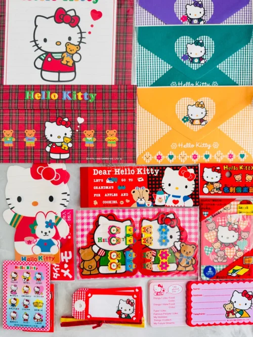 1. 一纸温柔，一封心意。Hello Kitty信封信纸，图案清新雅致，纸质细腻顺滑，落笔皆是温柔，手写的浪漫也有了模样。
2. 简约又不失可爱的设计，纸张质感温润，信封精致耐看。用它写下细碎心事与美好祝福，平凡的文字也多了几分仪式感。
3. 清新柔和的配色，细腻清...1. 一纸温柔，一封心意。Hello Kitty信封信纸，图案清新雅致，纸质细腻顺滑，落笔皆是温柔，手写的浪漫也有了模样。 2. 简约又不失可爱的设计，纸张质感温润，信封精致耐看。用它写下细碎心事与美好祝福，平凡的文字也多了几分仪式感。 