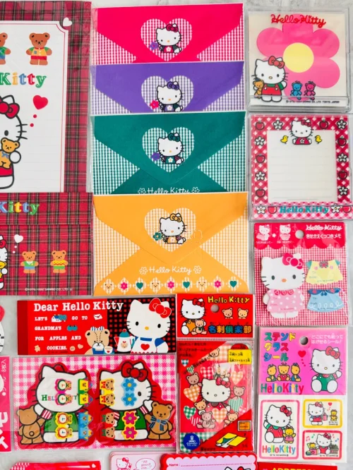 1. 一纸温柔，一封心意。Hello Kitty信封信纸，图案清新雅致，纸质细腻顺滑，落笔皆是温柔，手写的浪漫也有了模样。
2. 简约又不失可爱的设计，纸张质感温润，信封精致耐看。用它写下细碎心事与美好祝福，平凡的文字也多了几分仪式感。
3. 清新柔和的配色，细腻清...1. 一纸温柔，一封心意。Hello Kitty信封信纸，图案清新雅致，纸质细腻顺滑，落笔皆是温柔，手写的浪漫也有了模样。 2. 简约又不失可爱的设计，纸张质感温润，信封精致耐看。用它写下细碎心事与美好祝福，平凡的文字也多了几分仪式感。 