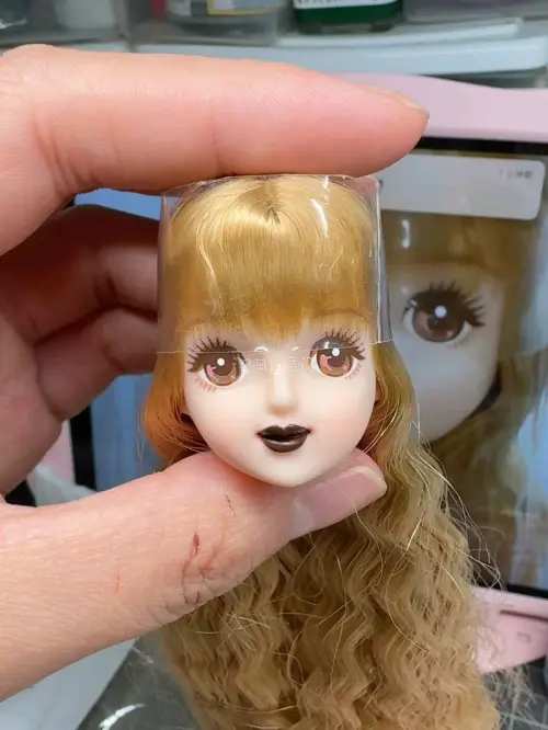 第一次用挖煤姬切珍妮娃娃，在两个不同卖家那买的，合箱包装很好很结实，物流也比我想象的要快!娃娃收到妆面也完美无损!会继续使用的!