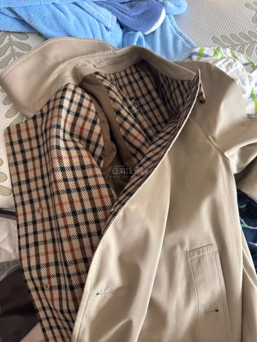 衣服收到咯，在挖煤姬下过好多单了，这件价格买的还可以，衣服还有个八九成新的样子，保存的也不错，会继续使用哦。