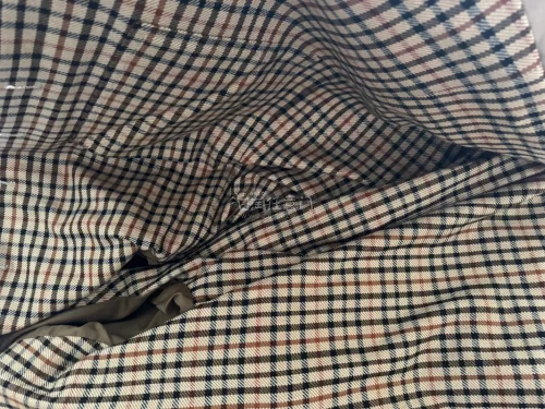 衣服收到咯，在挖煤姬下过好多单了，这件价格买的还可以，衣服还有个八九成新的样子，保存的也不错，会继续使用哦。