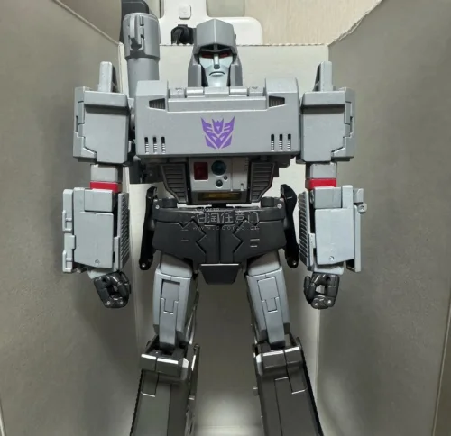 在挖煤姬入的MP36威震天模型太绝！关节严实无划痕，银灰涂装阳光下超帅。挖煤姬发货快、拍照服务迅速清晰，好价淘到正品。带它踏春拍照，硬核模型配春景，出片率拉满！