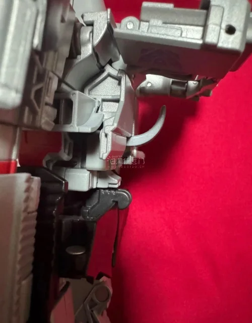 在挖煤姬入的MP36威震天模型太绝！关节严实无划痕，银灰涂装阳光下超帅。挖煤姬发货快、拍照服务迅速清晰，好价淘到正品。带它踏春拍照，硬核模型配春景，出片率拉满！