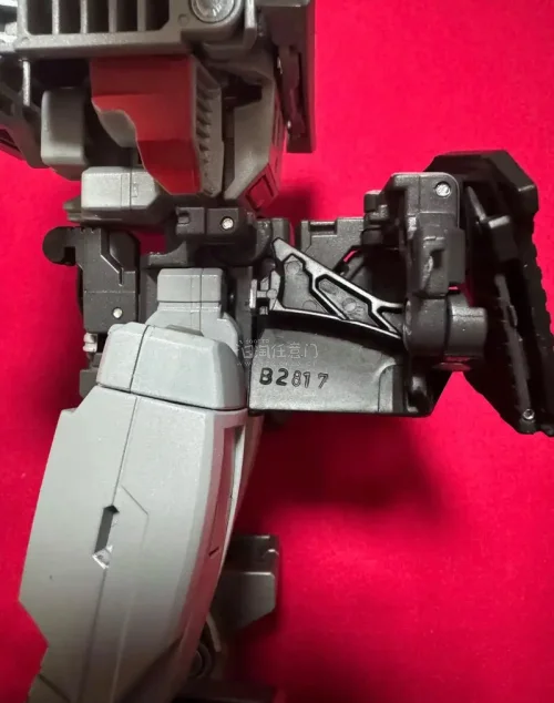 在挖煤姬入的MP36威震天模型太绝！关节严实无划痕，银灰涂装阳光下超帅。挖煤姬发货快、拍照服务迅速清晰，好价淘到正品。带它踏春拍照，硬核模型配春景，出片率拉满！