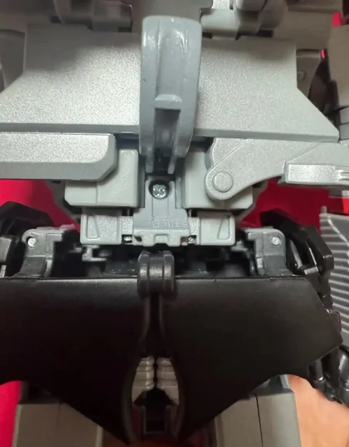 在挖煤姬入的MP36威震天模型太绝！关节严实无划痕，银灰涂装阳光下超帅。挖煤姬发货快、拍照服务迅速清晰，好价淘到正品。带它踏春拍照，硬核模型配春景，出片率拉满！