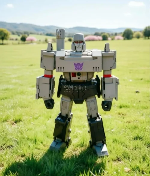 在挖煤姬入的MP36威震天模型太绝！关节严实无划痕，银灰涂装阳光下超帅。挖煤姬发货快、拍照服务迅速清晰，好价淘到正品。带它踏春拍照，硬核模型配春景，出片率拉满！