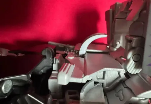 在挖煤姬入的MP36威震天模型太绝！关节严实无划痕，银灰涂装阳光下超帅。挖煤姬发货快、拍照服务迅速清晰，好价淘到正品。带它踏春拍照，硬核模型配春景，出片率拉满！