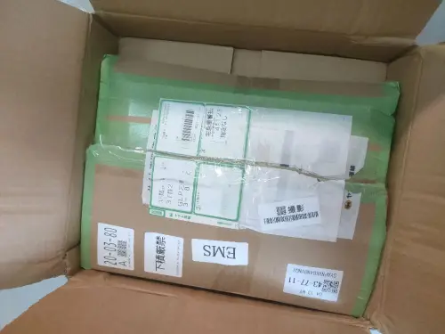 第四次淘物，这回购入的是Adidas ir9893。衣服面料轻薄，上身显瘦，韩味儿拉满...！挖煤姬包装非常严实，好评！