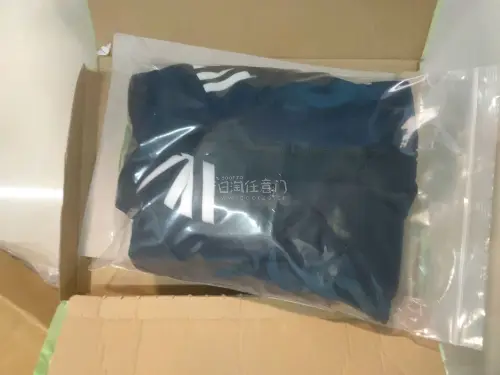 第四次淘物，这回购入的是Adidas ir9893。衣服面料轻薄，上身显瘦，韩味儿拉满...！挖煤姬包装非常严实，好评！