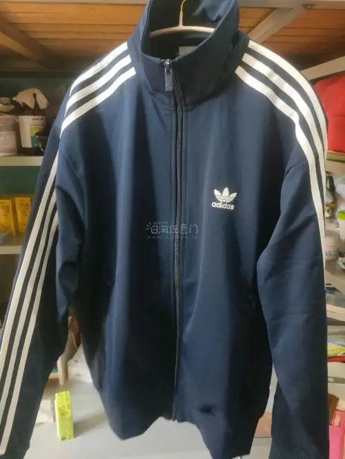第四次淘物，这回购入的是Adidas ir9893。衣服面料轻薄，上身显瘦，韩味儿拉满...！挖煤姬包装非常严实，好评！