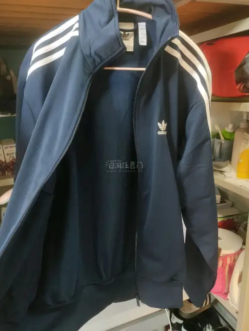 第四次淘物，这回购入的是Adidas ir9893。衣服面料轻薄，上身显瘦，韩味儿拉满...！挖煤姬包装非常严实，好评！