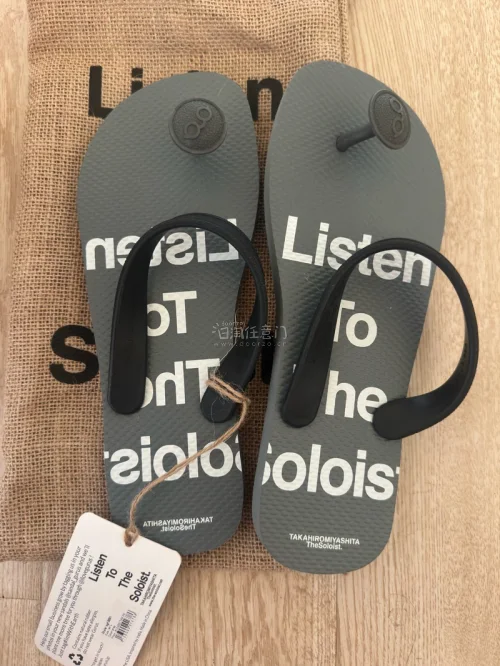 The Soloist. × gurus的凉拖入手！很好看的配色！轻便！适合即将到来的夏天穿着！价格也很友好！竹蜻蜓差不多半个月到手！运费也很便宜！轻便小物推荐使用竹蜻蜓！