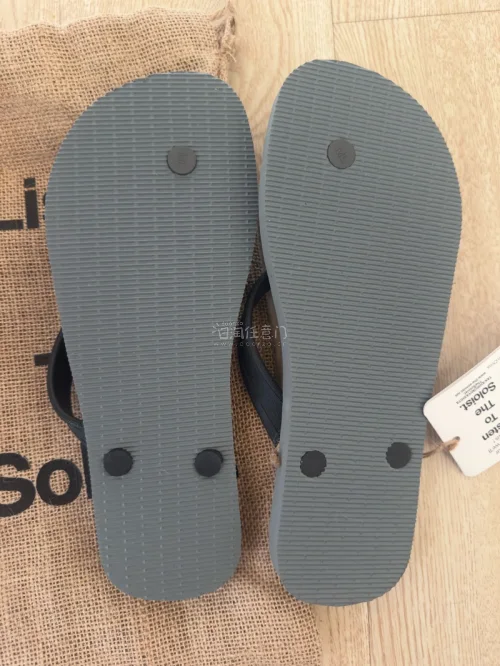 The Soloist. × gurus的凉拖入手！很好看的配色！轻便！适合即将到来的夏天穿着！价格也很友好！竹蜻蜓差不多半个月到手！运费也很便宜！轻便小物推荐使用竹蜻蜓！