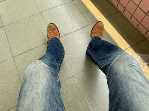 
入坑美式复古工装风很久，这次终于入手了心心念念的Sendra手工工装靴，上脚实测直接封神，忍不住来好好分享一波！

这双靴选用经典黄棕色翻毛反绒牛皮打造，自带复古做旧的天然质感，越穿越有自己独有的岁月痕迹，完全不会撞款。整体固特异手工沿条工艺扎实到位，分层实木皮底...