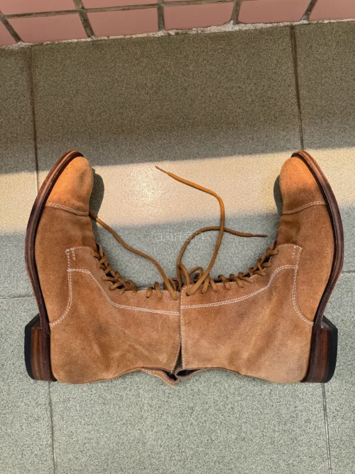 
入坑美式复古工装风很久，这次终于入手了心心念念的Sendra手工工装靴，上脚实测直接封神，忍不住来好好分享一波！

这双靴选用经典黄棕色翻毛反绒牛皮打造，自带复古做旧的天然质感，越穿越有自己独有的岁月痕迹，完全不会撞款。整体固特异手工沿条工艺扎实到位，分层实木皮底...