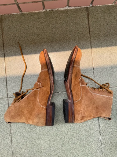 
入坑美式复古工装风很久，这次终于入手了心心念念的Sendra手工工装靴，上脚实测直接封神，忍不住来好好分享一波！

这双靴选用经典黄棕色翻毛反绒牛皮打造，自带复古做旧的天然质感，越穿越有自己独有的岁月痕迹，完全不会撞款。整体固特异手工沿条工艺扎实到位，分层实木皮底...