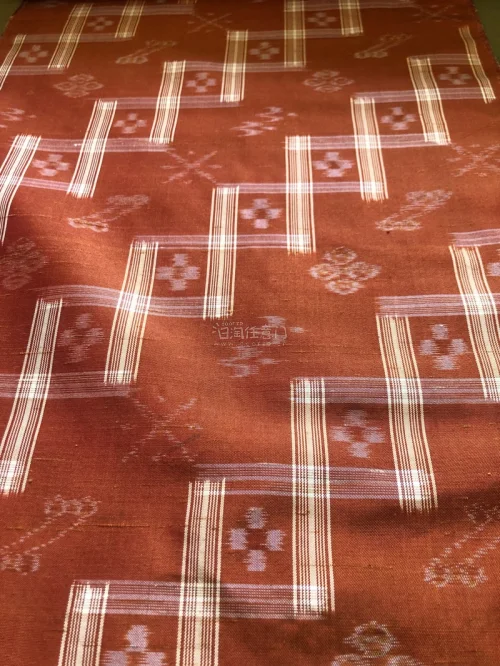 这卷琉球紬手感偏硬，不是真棉紬的手感，但是染色与图案很有特点，燕子灵动，结城紬用龟甲絣的葡萄叶很生动，感谢分享