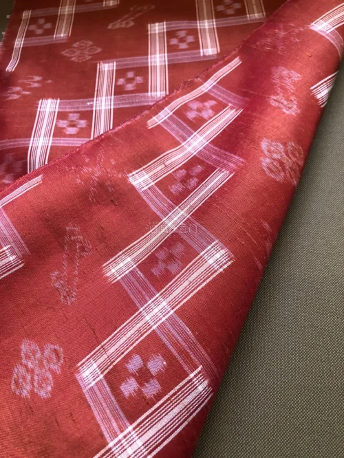 这卷琉球紬手感偏硬，不是真棉紬的手感，但是染色与图案很有特点，燕子灵动，结城紬用龟甲絣的葡萄叶很生动，感谢分享