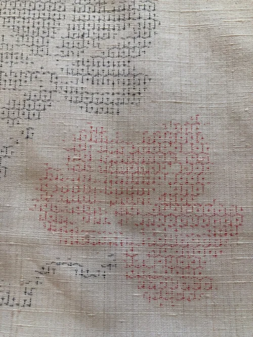 这卷琉球紬手感偏硬，不是真棉紬的手感，但是染色与图案很有特点，燕子灵动，结城紬用龟甲絣的葡萄叶很生动，感谢分享