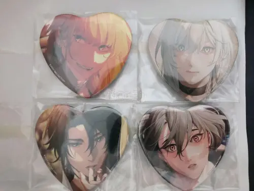 第一次用竹蜻蜓，本来还担心会出问题，结果体验感直接拉满！从下单到入库、合单、清关，每一步都有通知，特别安心。到手的谷子状态超棒，吧唧没有锈迹，色纸也没有折痕，而且包装里还塞了好多缓冲物，完全没被暴力运输影响，真的太靠谱了！