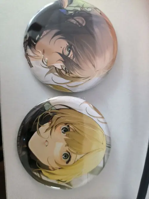 第一次用竹蜻蜓，本来还担心会出问题，结果体验感直接拉满！从下单到入库、合单、清关，每一步都有通知，特别安心。到手的谷子状态超棒，吧唧没有锈迹，色纸也没有折痕，而且包装里还塞了好多缓冲物，完全没被暴力运输影响，真的太靠谱了！