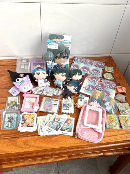 这次谷子购物体验超棒！收到的蓝锁和三丽鸥周边都完好无损，吧唧、玩偶和卡套质感在线，包装也很用心，开箱幸福感拉满，太满足啦！