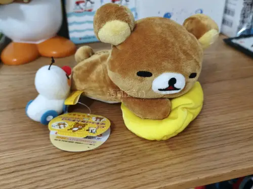 娃娃很萌，谁能拒绝这么可爱的联名款啊！pingu玻璃杯和轻松熊玩偶都超出预期，杯子拿在手里很有分量，玩偶软萌又好rua，包装也很用心，拆开就是满满的幸福感，这次购物体验超棒！