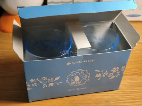 娃娃很萌，谁能拒绝这么可爱的联名款啊！pingu玻璃杯和轻松熊玩偶都超出预期，杯子拿在手里很有分量，玩偶软萌又好rua，包装也很用心，拆开就是满满的幸福感，这次购物体验超棒！