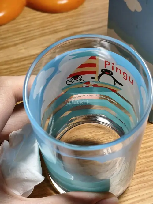 娃娃很萌，谁能拒绝这么可爱的联名款啊！pingu玻璃杯和轻松熊玩偶都超出预期，杯子拿在手里很有分量，玩偶软萌又好rua，包装也很用心，拆开就是满满的幸福感，这次购物体验超棒！