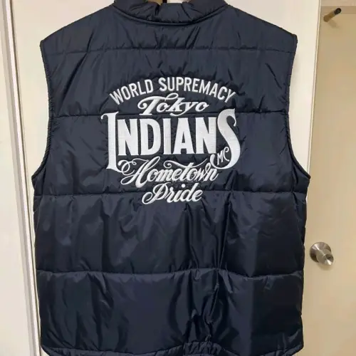 在挖煤姬淘到一件TOKYO INDIANS复古机车马甲，立体剪裁，前后均为刺绣logo，是Neighborhood二把手Nau Shima成立的个人品牌，只为东京骑行俱乐部会员开放购买。