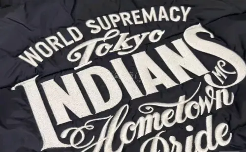 在挖煤姬淘到一件TOKYO INDIANS复古机车马甲，立体剪裁，前后均为刺绣logo，是Neighborhood二把手Nau Shima成立的个人品牌，只为东京骑行俱乐部会员开放购买。