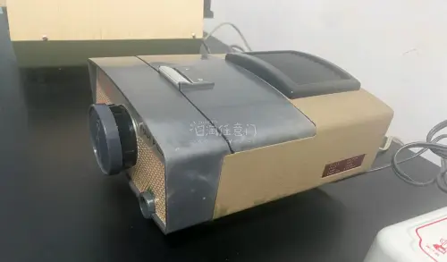 这次买的是一台富士的幻灯机，由于我本身就很喜欢一些稀奇古怪的东西，所以在看到它的那一眼，就直接付款买下了，等了十多天就回来了，外表只有轻微使用痕迹，很不错！