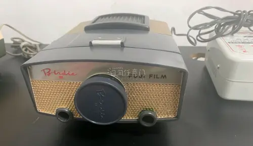 这次买的是一台富士的幻灯机，由于我本身就很喜欢一些稀奇古怪的东西，所以在看到它的那一眼，就直接付款买下了，等了十多天就回来了，外表只有轻微使用痕迹，很不错！