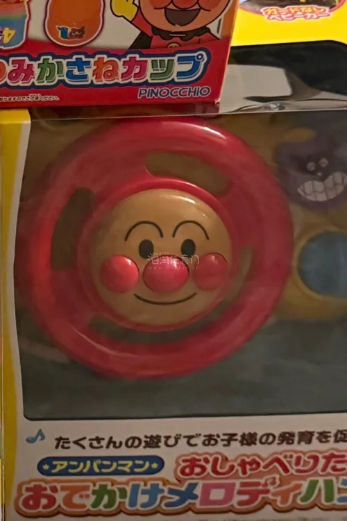 面包超人玩具真的名不虚传！颜值超高，色彩鲜艳，宝宝一眼就被吸引住了。做工扎实，边角圆润无毛刺，材质安全没异味，可以放心让宝宝啃咬。很多玩具还设计了抓握、按压等小机关，能锻炼宝宝的手指灵活度，从几个月大能玩到好几岁，耐玩度很高！