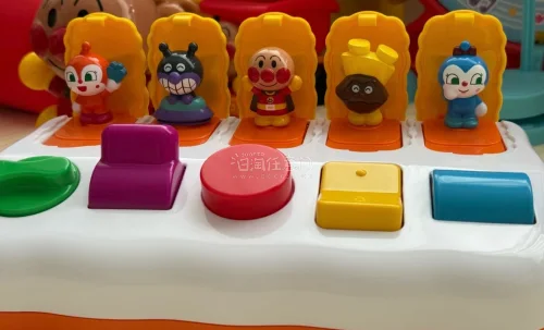 面包超人玩具真的名不虚传！颜值超高，色彩鲜艳，宝宝一眼就被吸引住了。做工扎实，边角圆润无毛刺，材质安全没异味，可以放心让宝宝啃咬。很多玩具还设计了抓握、按压等小机关，能锻炼宝宝的手指灵活度，从几个月大能玩到好几岁，耐玩度很高！