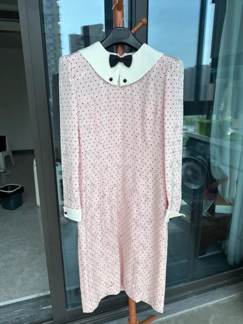 挖到宝藏中古款！森英惠这条粉色波点连衣裙真的太有昭和大小姐内味儿了，奶粉色底配低调提花，娃娃领加小蝴蝶结的设计又甜又贵气，缎面质感垂坠感超棒，袖口的黑纽扣细节也很精致，穿上整个人温柔又优雅，日常穿或者小场合穿都超合适，收到货成色也比预期好太多，真的越看越爱！