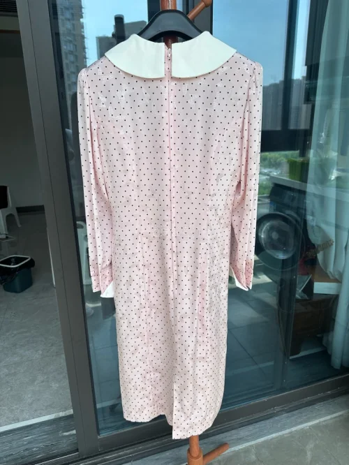 挖到宝藏中古款！森英惠这条粉色波点连衣裙真的太有昭和大小姐内味儿了，奶粉色底配低调提花，娃娃领加小蝴蝶结的设计又甜又贵气，缎面质感垂坠感超棒，袖口的黑纽扣细节也很精致，穿上整个人温柔又优雅，日常穿或者小场合穿都超合适，收到货成色也比预期好太多，真的越看越爱！