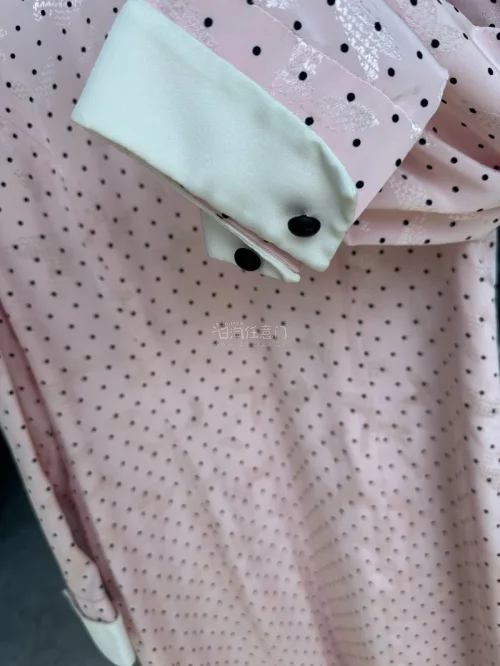 挖到宝藏中古款！森英惠这条粉色波点连衣裙真的太有昭和大小姐内味儿了，奶粉色底配低调提花，娃娃领加小蝴蝶结的设计又甜又贵气，缎面质感垂坠感超棒，袖口的黑纽扣细节也很精致，穿上整个人温柔又优雅，日常穿或者小场合穿都超合适，收到货成色也比预期好太多，真的越看越爱！