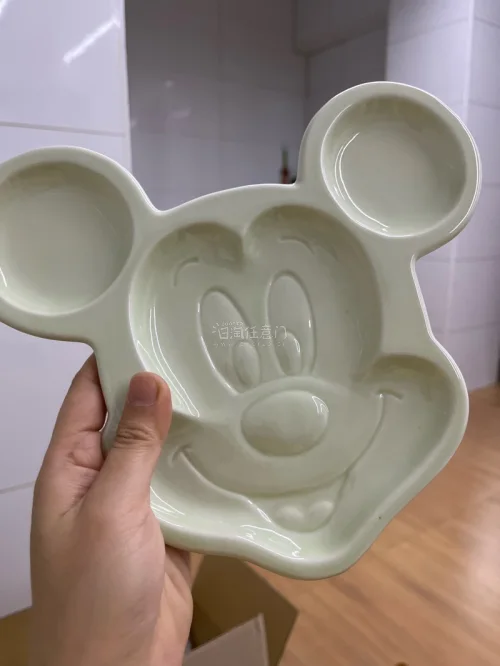 这次又到了一大堆好看的米奇周边，这次买的都是一些玻璃陶瓷类的盘子，每一个都是大爱的程度！物流速度海运来说还挺快的！