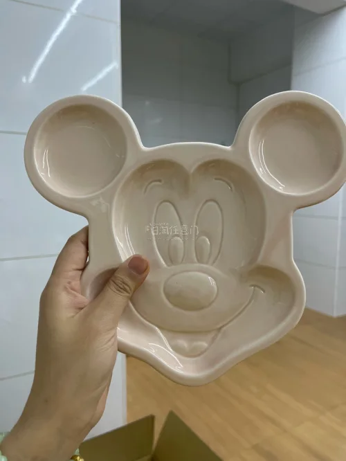 这次又到了一大堆好看的米奇周边，这次买的都是一些玻璃陶瓷类的盘子，每一个都是大爱的程度！物流速度海运来说还挺快的！