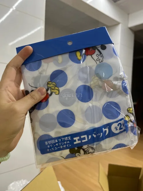 这次又是到了一大箱米奇的周边，品类各种都有，最喜欢的莫过于那几本米奇大相册，真的超级无敌大一本，物流海运还蛮快的