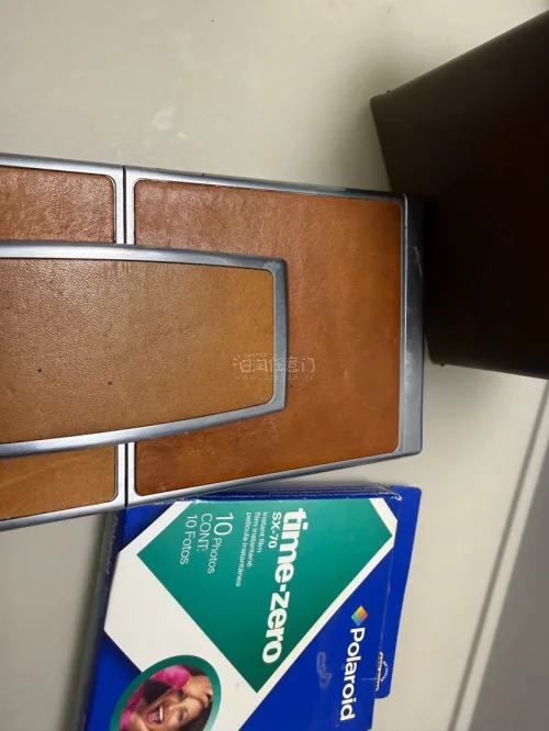 这次在挖煤姬上购入了一台宝丽来SX-70，价格非常合适，果断下单。卖家发货超快，入库后平台打包非常用心，气泡膜+硬纸箱裹得严严实实。我选的EMS线路，十天就送到国内，运费透明，全程物流可追踪。相机成色比描述还好，镜头干净，皮腔也没漏光，测试功能一切正常。之前担心中古...