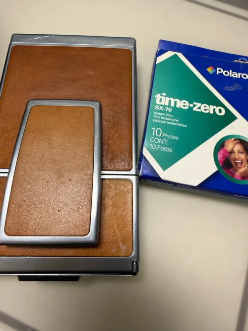 这次在挖煤姬上购入了一台宝丽来SX-70，价格非常合适，果断下单。卖家发货超快，入库后平台打包非常用心，气泡膜+硬纸箱裹得严严实实。我选的EMS线路，十天就送到国内，运费透明，全程物流可追踪。相机成色比描述还好，镜头干净，皮腔也没漏光，测试功能一切正常。之前担心中古...