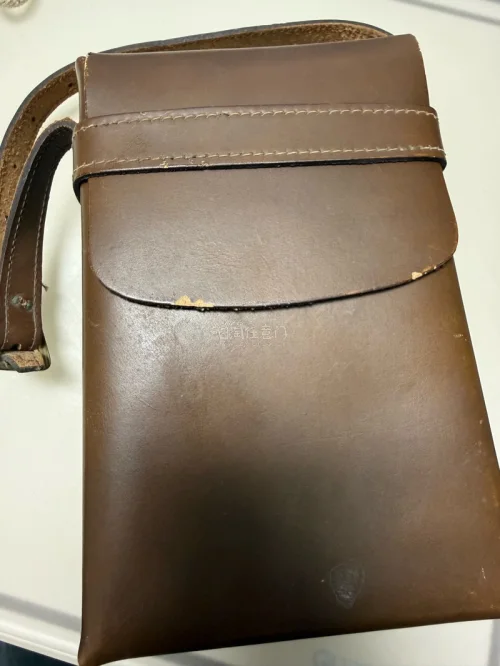 这次在挖煤姬上购入了一台宝丽来SX-70，价格非常合适，果断下单。卖家发货超快，入库后平台打包非常用心，气泡膜+硬纸箱裹得严严实实。我选的EMS线路，十天就送到国内，运费透明，全程物流可追踪。相机成色比描述还好，镜头干净，皮腔也没漏光，测试功能一切正常。之前担心中古...