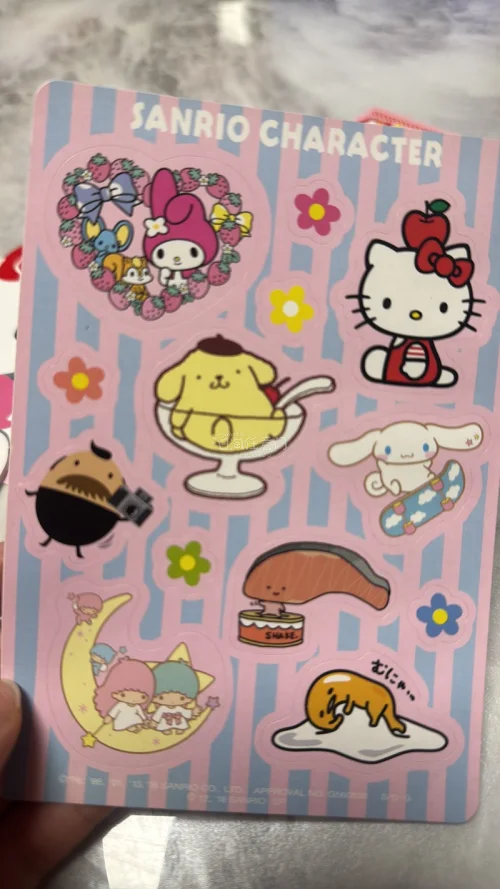 超可爱的Hello Kitty贴纸！图案清晰印刷精致，粉嫩嫩的配色少女心满满，材质厚实不透墨，粘性刚刚好，贴手账本、水杯、收纳盒都超合适，颜值质感双在线，满满甜甜的治愈感，太喜欢啦。