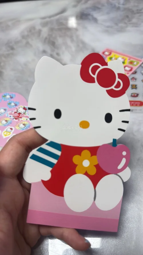 超可爱的Hello Kitty贴纸！图案清晰印刷精致，粉嫩嫩的配色少女心满满，材质厚实不透墨，粘性刚刚好，贴手账本、水杯、收纳盒都超合适，颜值质感双在线，满满甜甜的治愈感，太喜欢啦。